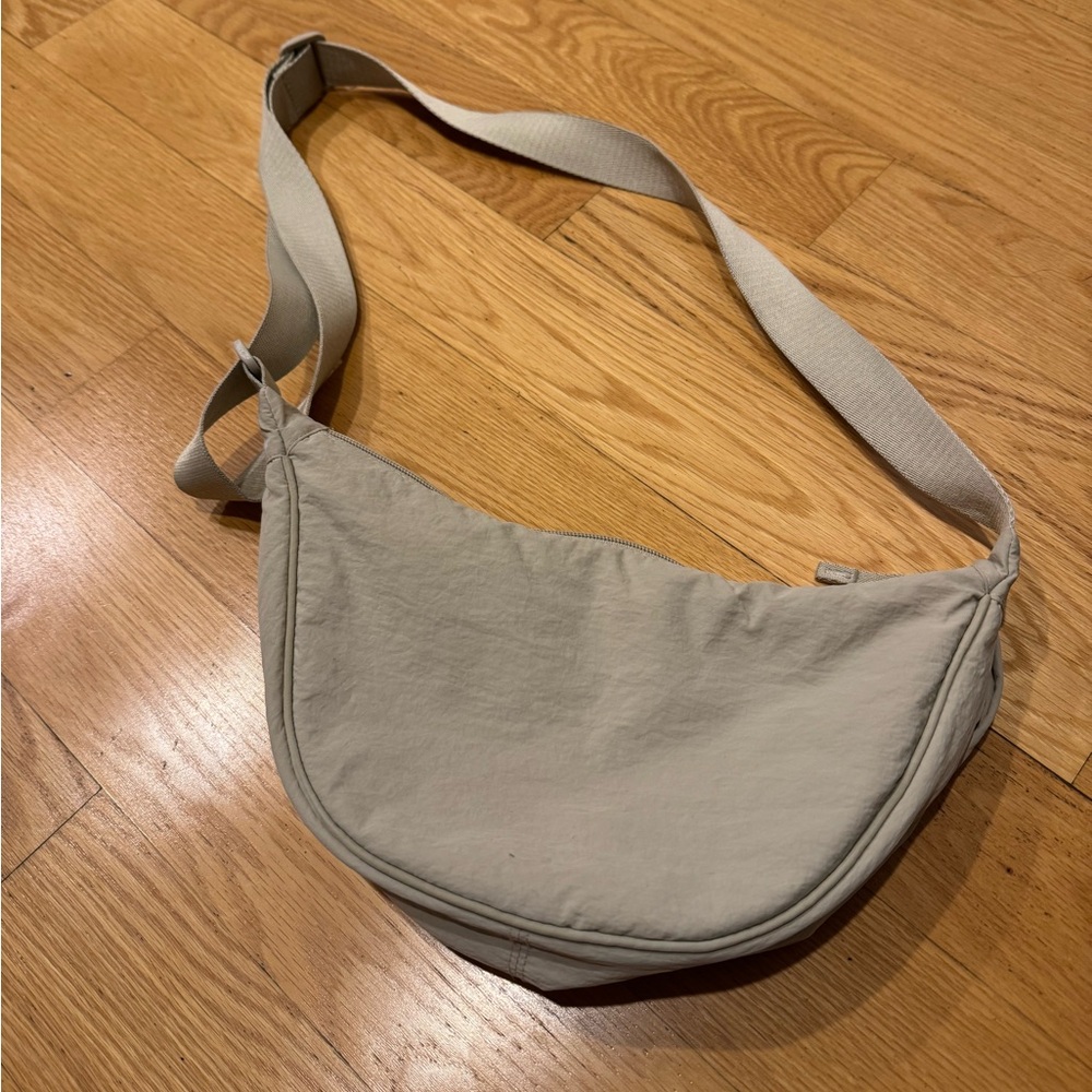 uniqlo round mini shoulder bag
